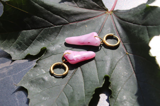 Boucles d’oreilles artisanales en verre rose, oeuvre unique et bijou fait main, produit éco-responsable.