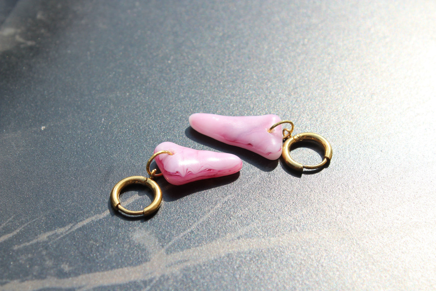 Boucles d’oreilles artisanales en verre rose, oeuvre unique et bijou fait main, produit éco-responsable.