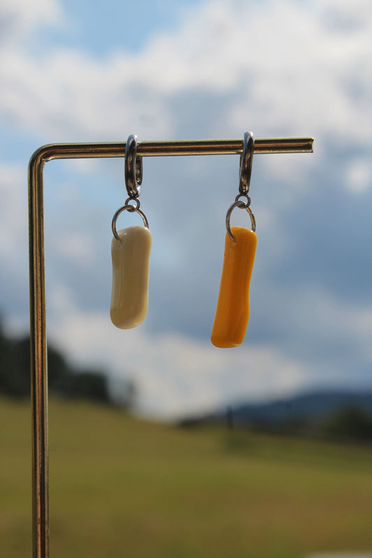 Boucles d’oreilles artisanales en verre jaune et ivoire, bijou fait main unique, produit éco-responsable.