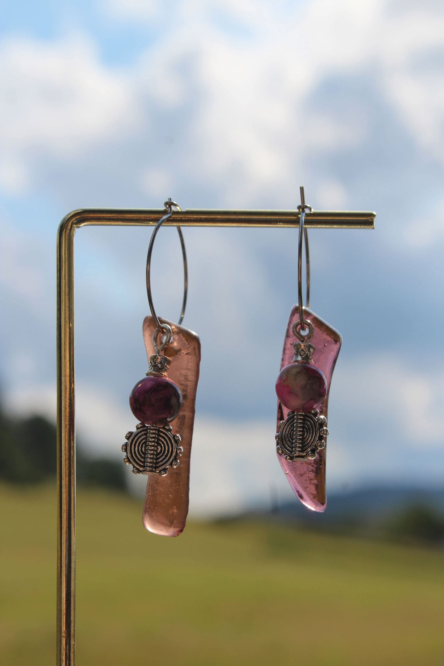 Boucles d’oreilles artisanales en cuivre patiné et perles roses, bijou fait main, œuvre unique éco-responsable.