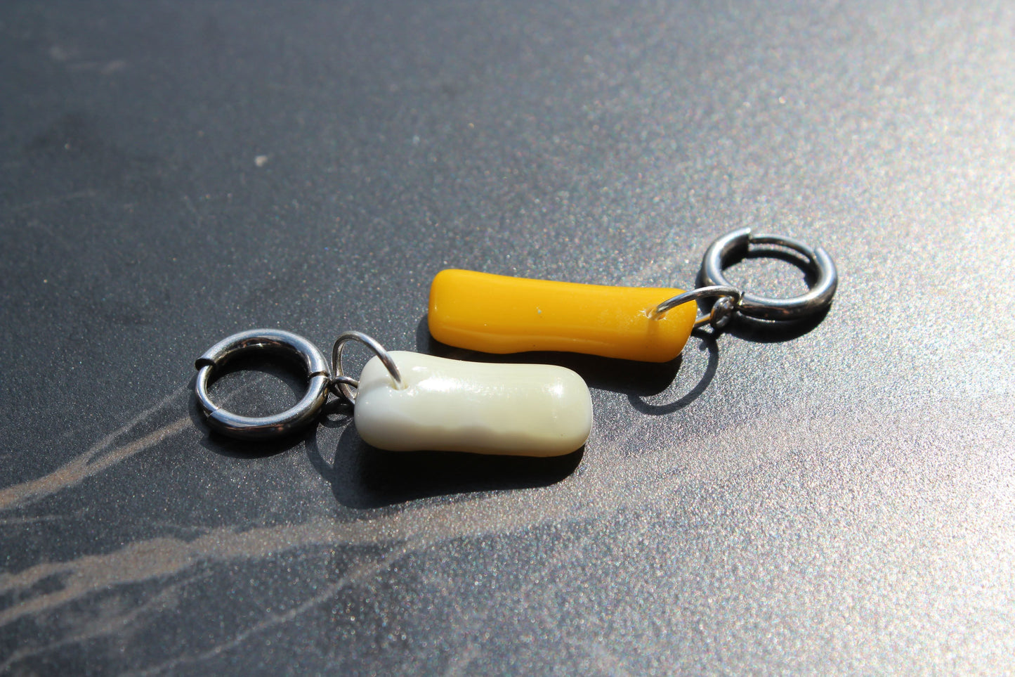 Boucles d’oreilles artisanales en verre jaune et ivoire, bijou fait main unique, produit éco-responsable.