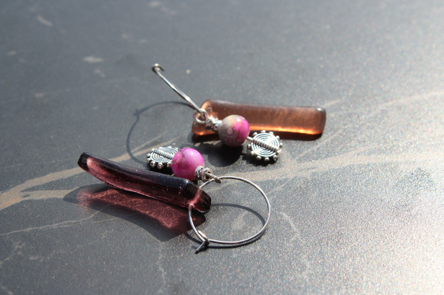 Boucles d’oreilles artisanales en cuivre patiné et perles roses, bijou fait main, œuvre unique éco-responsable.