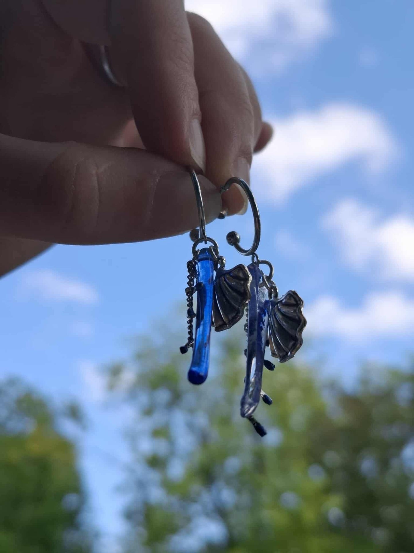 Boucles d’oreilles artisanales en métal vieilli avec pendentifs asymétriques bleu et argent, bijou fait main et œuvre unique .