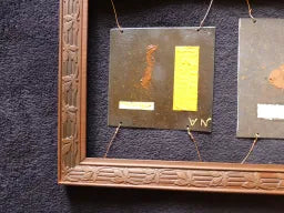 Cadre en bois avec trois œuvres uniques en papier recyclé jaune et noir, décoration artisanale éco-responsable.