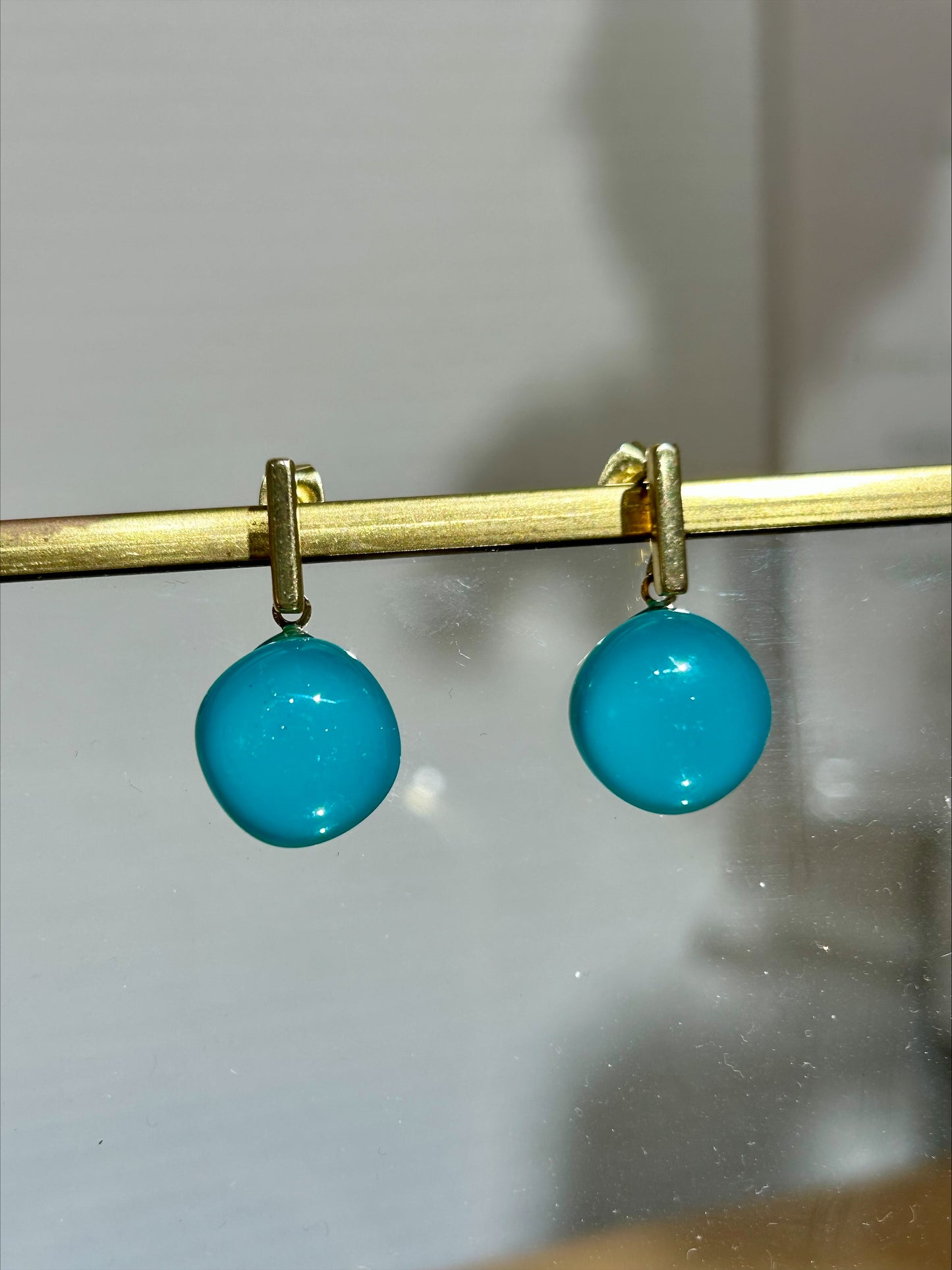 Boucles d’oreilles artisanat d’art en métal doré avec perles turquoise, bijou fait main unique éco-responsable.