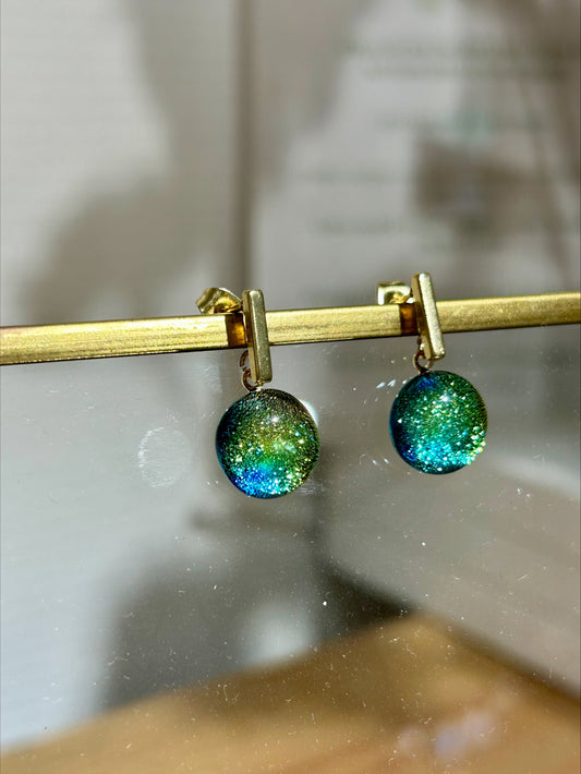 Boucles d'oreilles artisanales en verre vert irisé, bijou fait main et oeuvre unique éco-responsable.
