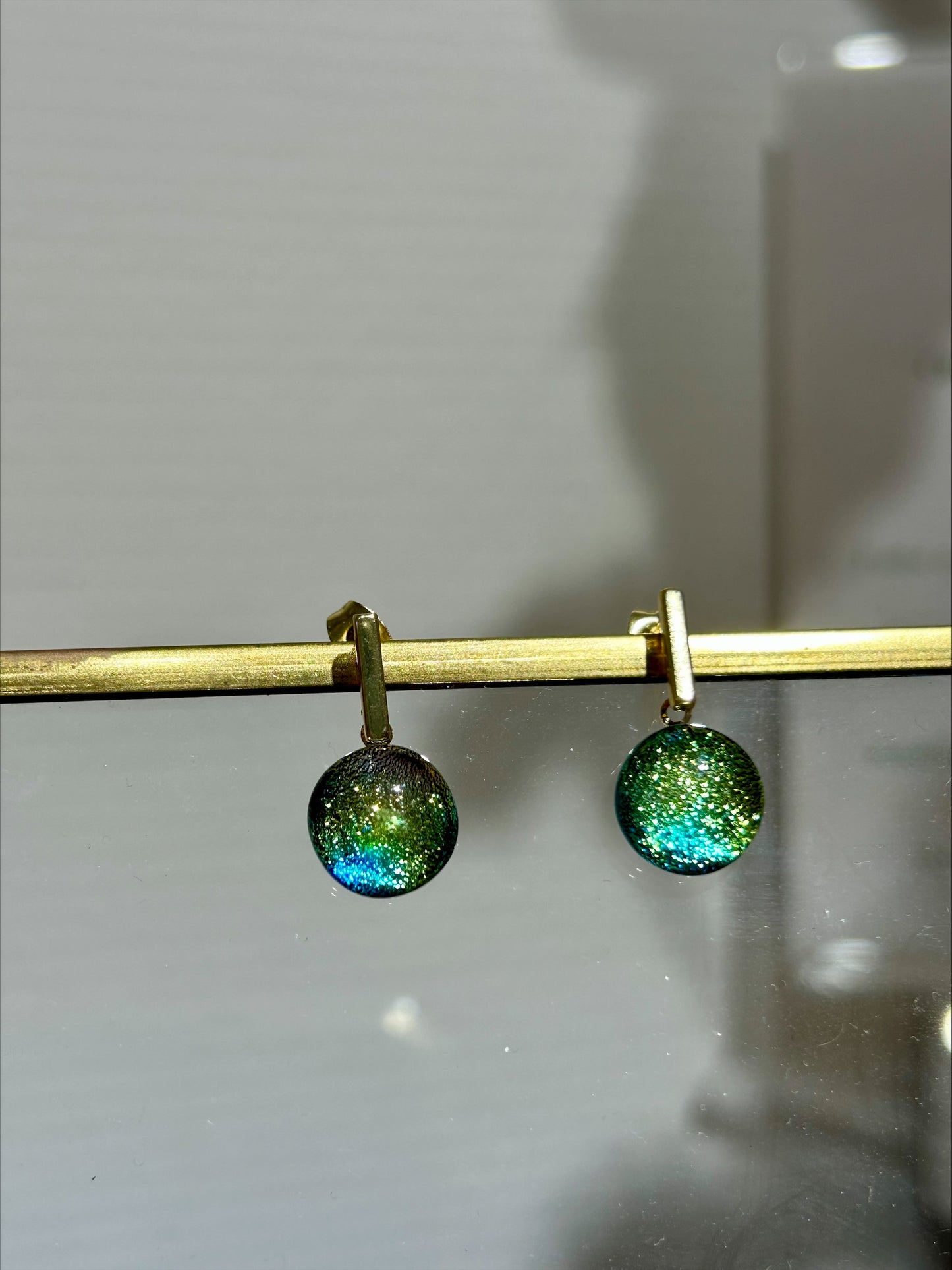 Boucles d'oreilles artisanales en verre vert irisé, bijou fait main et oeuvre unique éco-responsable.