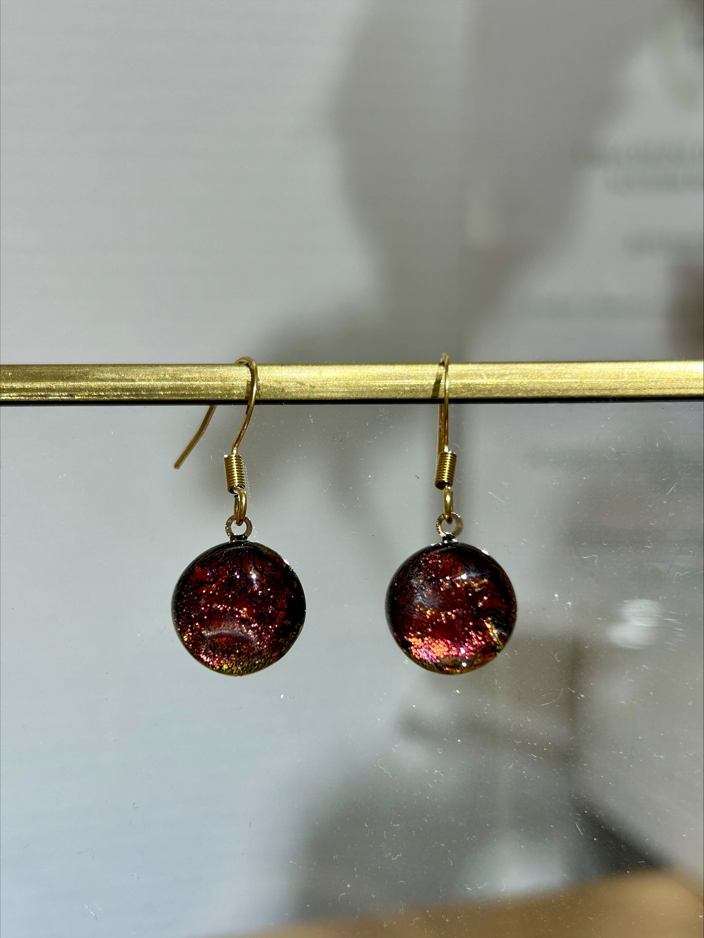 Boucles d'oreilles artisanales rondes en résine rouge et or, bijou fait main, œuvre unique éco-responsable.