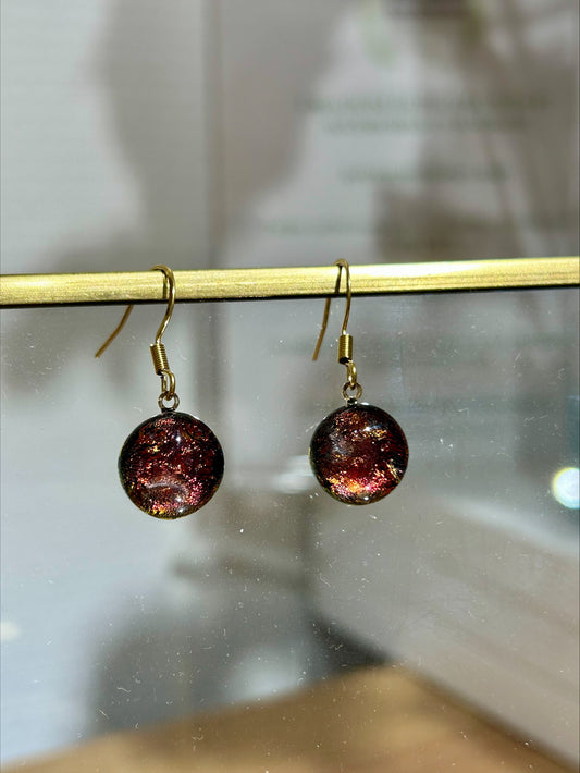 Boucles d'oreilles artisanales rondes en résine rouge et or, bijou fait main, œuvre unique éco-responsable.