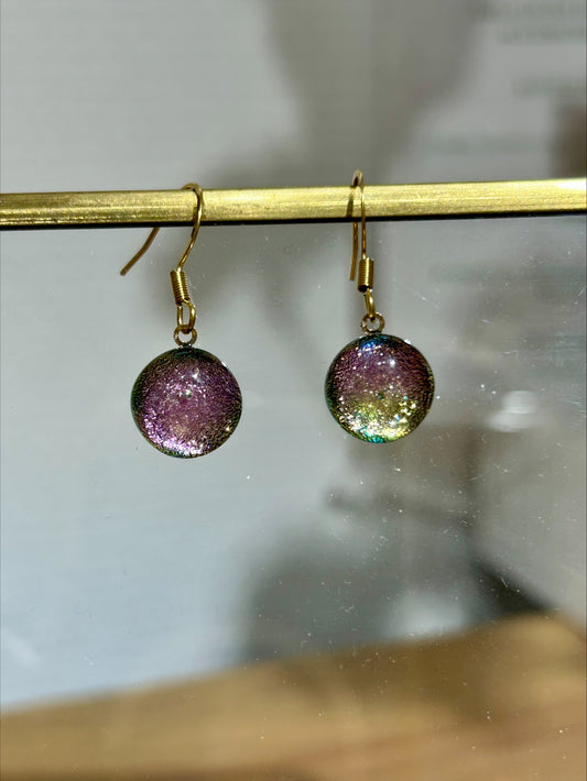 Boucles d'oreilles artisanat d'art en résine brillante multicolore, bijou fait main éco-responsable, oeuvre unique.