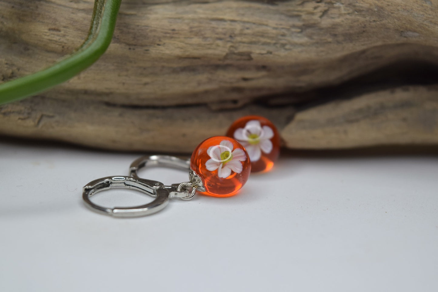Créole artisanale argent avec fleur de narcisse blanche encapsulée résine transparente éco-responsable bijou fait main.