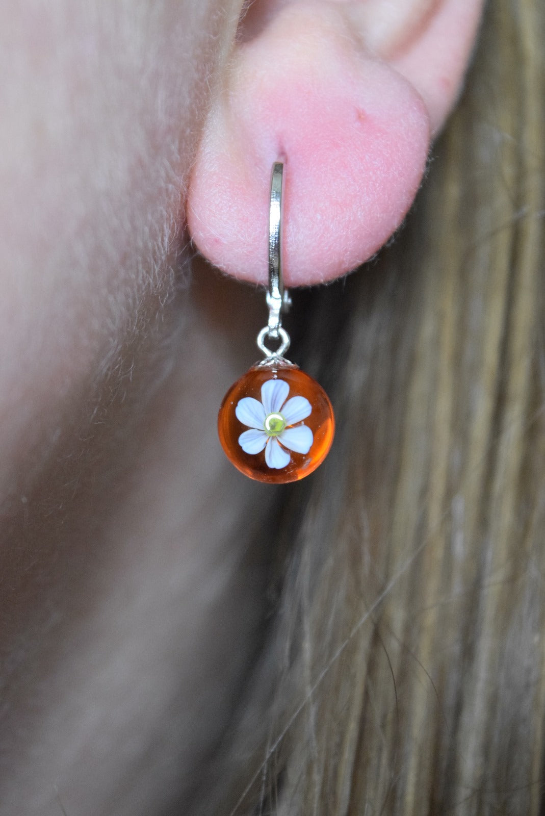 Créole artisanale argent avec fleur de narcisse blanche encapsulée résine transparente éco-responsable bijou fait main.
