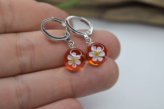 Créole artisanale argent avec fleur de narcisse blanche encapsulée résine transparente éco-responsable bijou fait main.