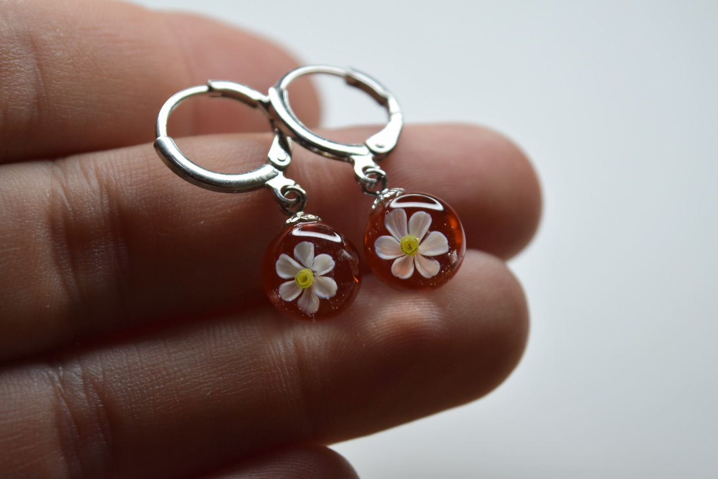 Créole artisanale argent avec fleur de narcisse blanche encapsulée résine transparente éco-responsable bijou fait main.