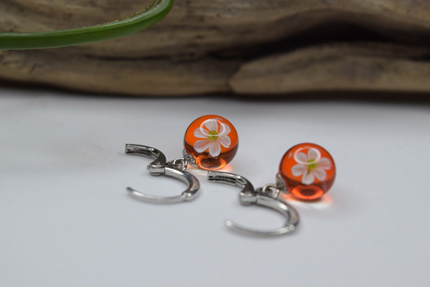 Créole artisanale argent avec fleur de narcisse blanche encapsulée résine transparente éco-responsable bijou fait main.