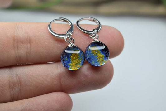 Créole artisanale en verre coloré bleu et or, bijou fait main, œuvre unique, produit éco-responsable.