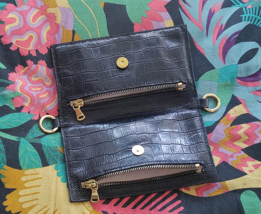 Portefeuille en cuir noir effet croco, création artisanale, oeuvre unique, produit éco-responsable, bijou fait main.