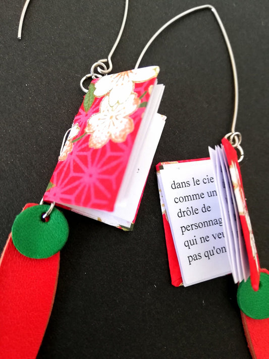 Boucles d'oreilles artisanales origami en papier coloré rouge et vert, bijou fait main éco-responsable, œuvre unique.