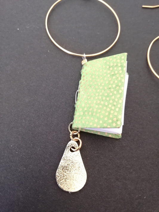 Boucles d'oreilles artisanales en forme de mini livres verts avec anneau doré et breloque texturée, bijou fait main.