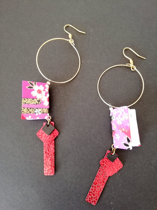 Boucles d'oreilles artisanales en forme de livres miniatures en papier coloré, bijou fait main, œuvre unique et produit.