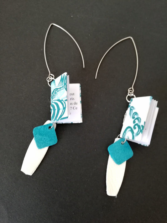 Boucles d'oreilles artisanales en papier plié façon livre, décor bleu turquoise, bijou fait main éco-responsable.