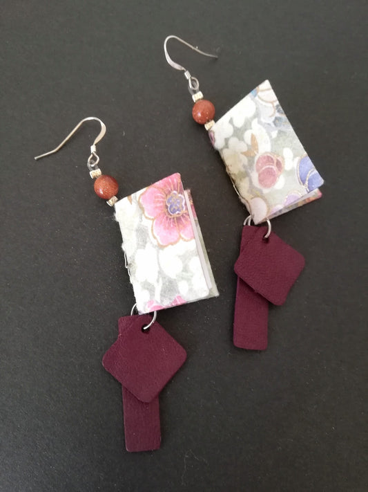 Boucles d'oreilles artisanales en tissu fleuri avec pendentifs en cuir violet, bijou fait main éco-responsable.