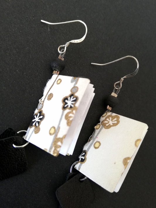 Boucles d'oreilles artisanales en cuir noir et papier, bijou fait main, œuvre unique, décoration artisanale éco-responsable.