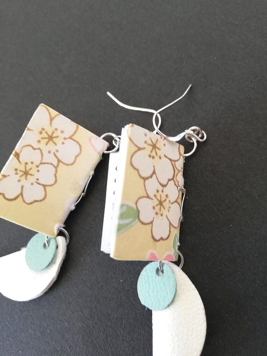 Boucles d’oreilles livre en papier et cuir, création artisanale, bijou fait main, produit éco-responsable, œuvre unique.