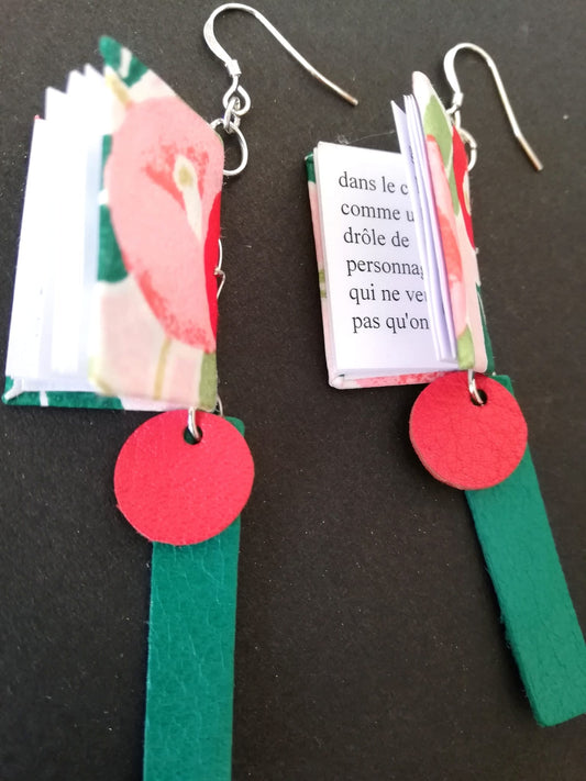 Boucles d'oreilles artisanales en forme de livres miniatures en tissu coloré, bijou fait main unique et éco-responsable.