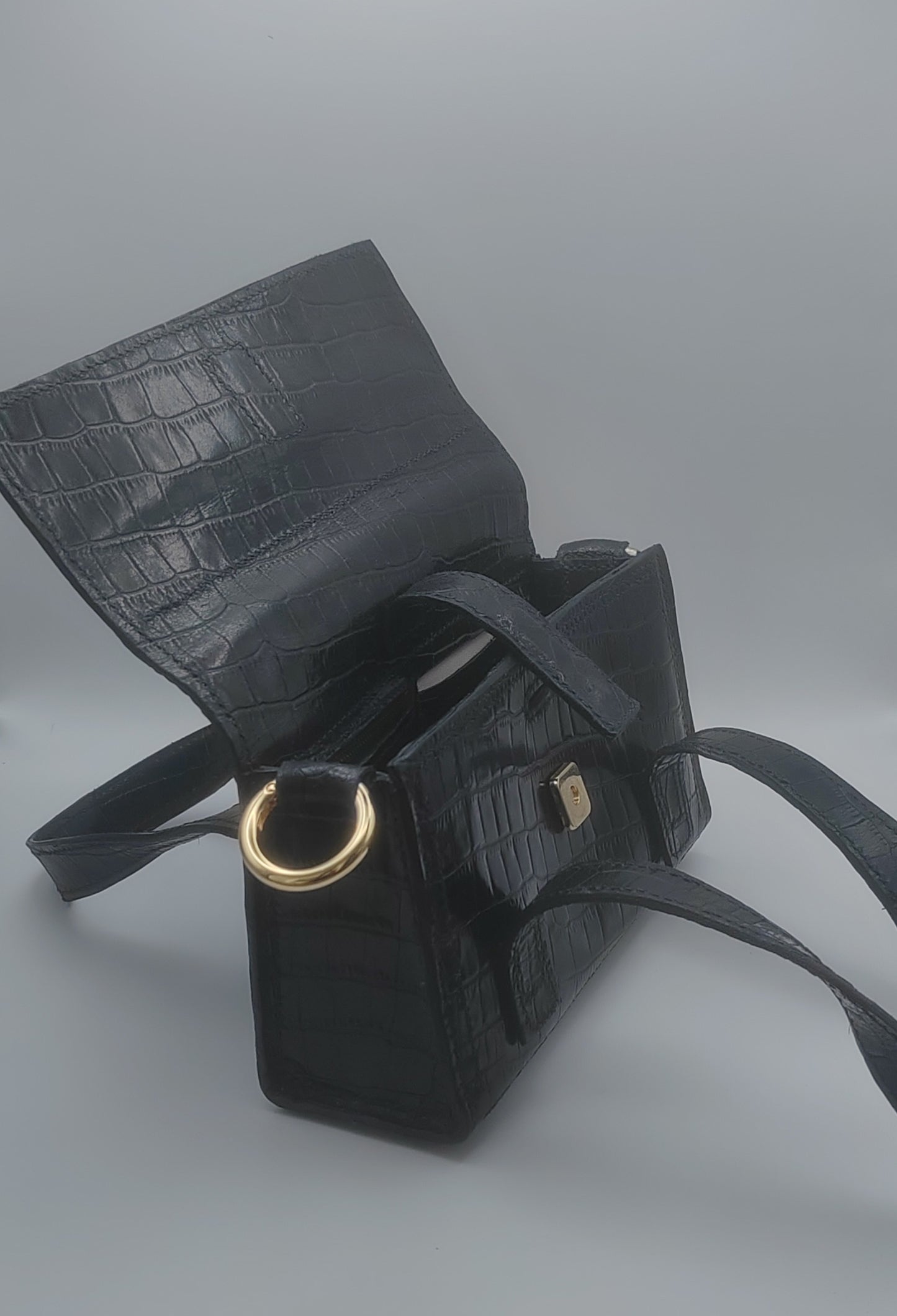 Sac à main en cuir noir effet croco, artisanat d'art, bijou fait main, produit éco-responsable, création artisanale unique.