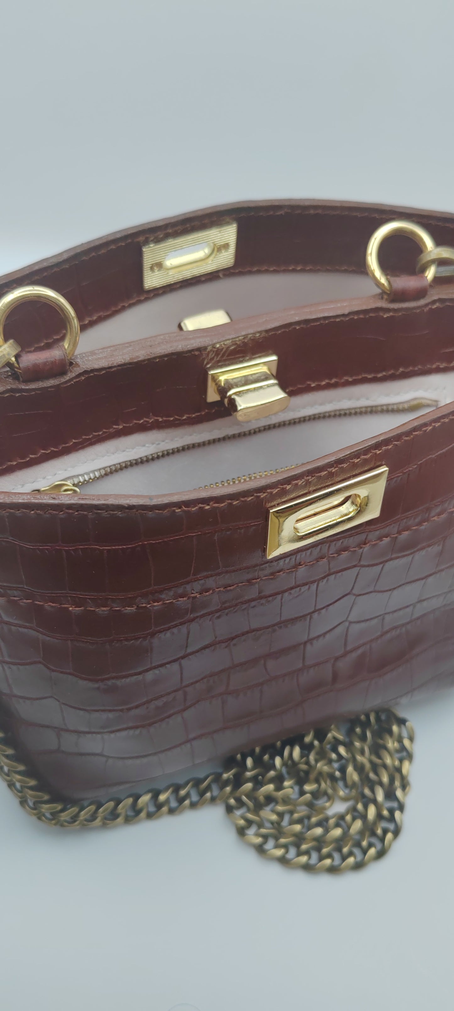 Sac vintage en cuir bordeaux effet croco avec chaîne métal doré, création artisanale éco-responsable.