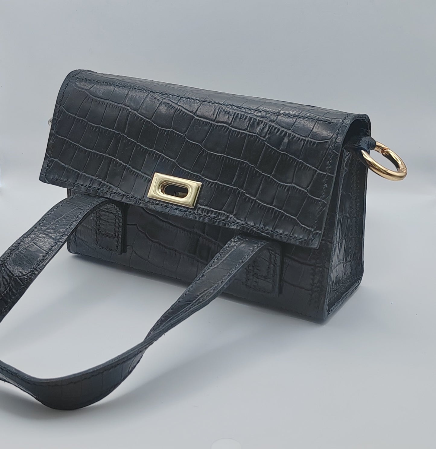 Sac à main en cuir noir effet croco, artisanat d'art, bijou fait main, produit éco-responsable, création artisanale unique.