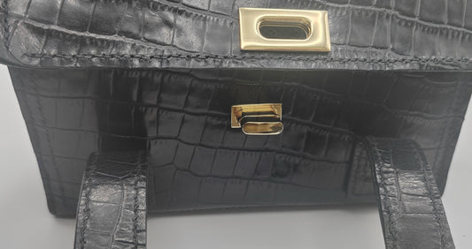 Sac à main en cuir noir effet croco, artisanat d'art, bijou fait main, produit éco-responsable, création artisanale unique.