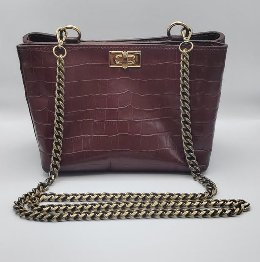 Sac vintage en cuir bordeaux effet croco avec chaîne métal doré, création artisanale éco-responsable.