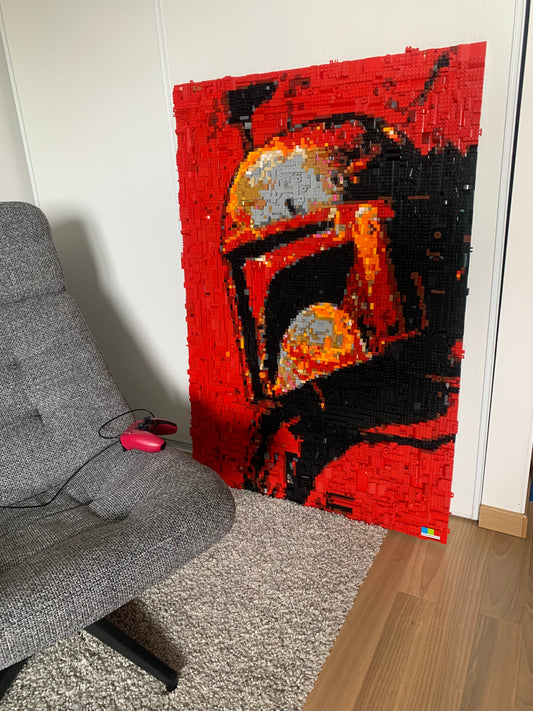 Portrait artisanal d'art inspiré d'un casque, créations artisanales en relief rouge et noir, œuvre unique écologique.