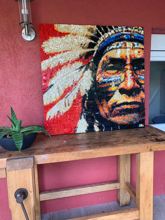 Portrait coloré d'un chef amérindien en artisanat d'art, œuvre unique en matériau naturel, décoration artisanale.