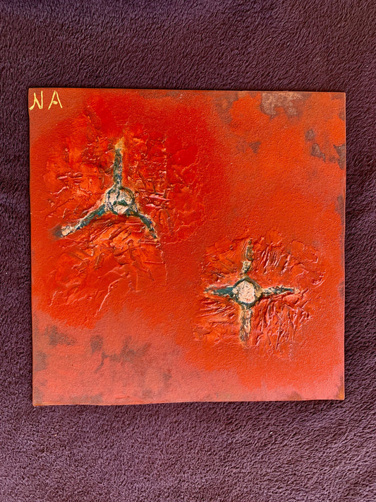 Créations artisanales en métal patiné rouge avec éclats verts, œuvre unique d'artisanat d'art écologique.