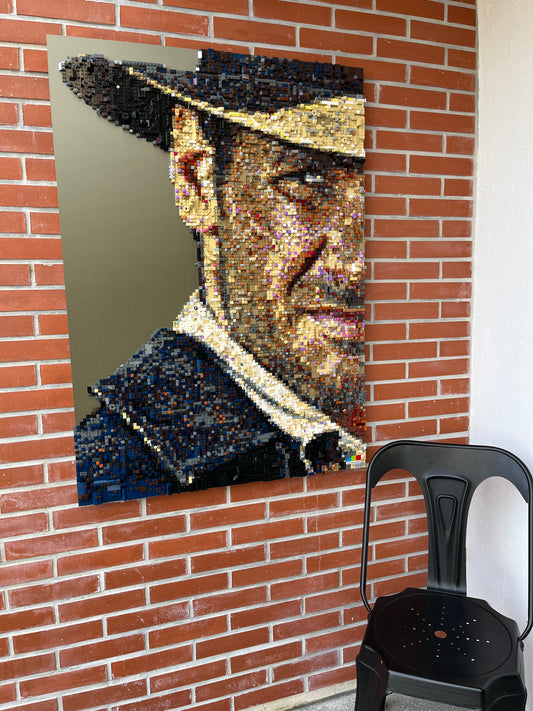 Portrait artisanal pixelisé d’un homme au chapeau, œuvre unique en créations artisanales éco-responsables.