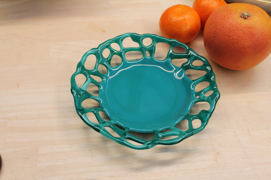 Plat en verre turquoise aux bords ajourés, création artisanale unique, décoration artisanale éco-responsable, bijou fait.