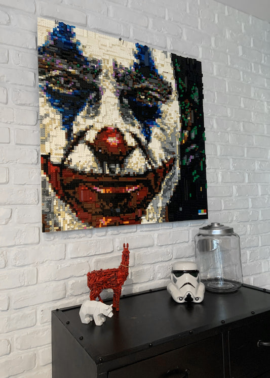 Portrait du Joker en mosaïque artisanale en bois, création artisanale unique et produit éco-responsable.