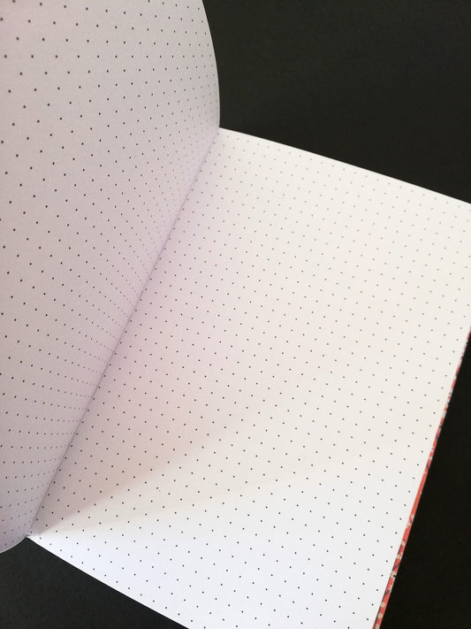 Bullet journal artisan en papier marbré rose et blanc avec dos en tissu bleu, œuvre unique d'artisanat d'art, produit.