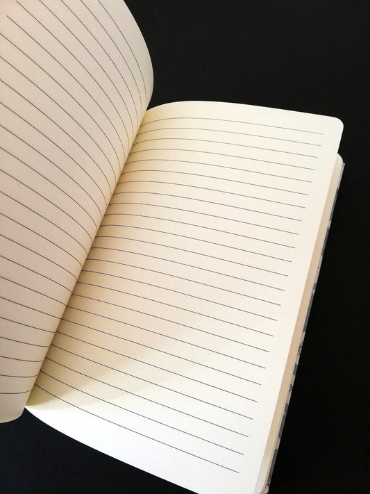 Carnet à lignes avec couverture tissu gris à fleurs blanches, création artisanale unique, produit éco-responsable.