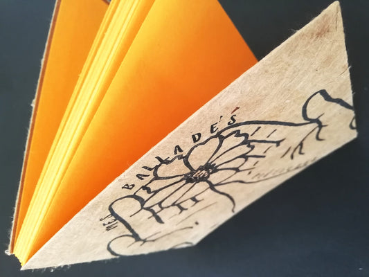 Petit carnet kraft beige avec illustration linéaire de mains et fleur, création artisanale éco-responsable, œuvre unique.