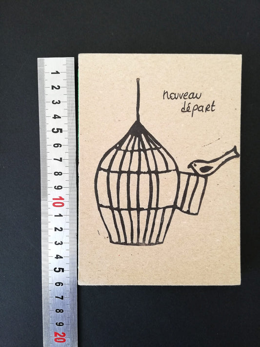 Petit carnet en carton recyclé beige avec illustration cage à oiseau noire, produit éco-responsable, artisanat d'art unique.