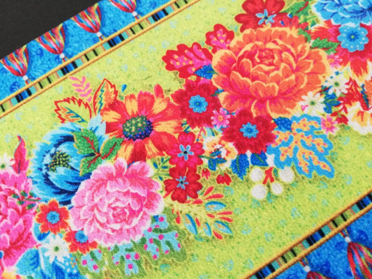 Carnet en velours jaune avec broderie florale multicolore, œuvre unique d'artisanat d'art écologique.