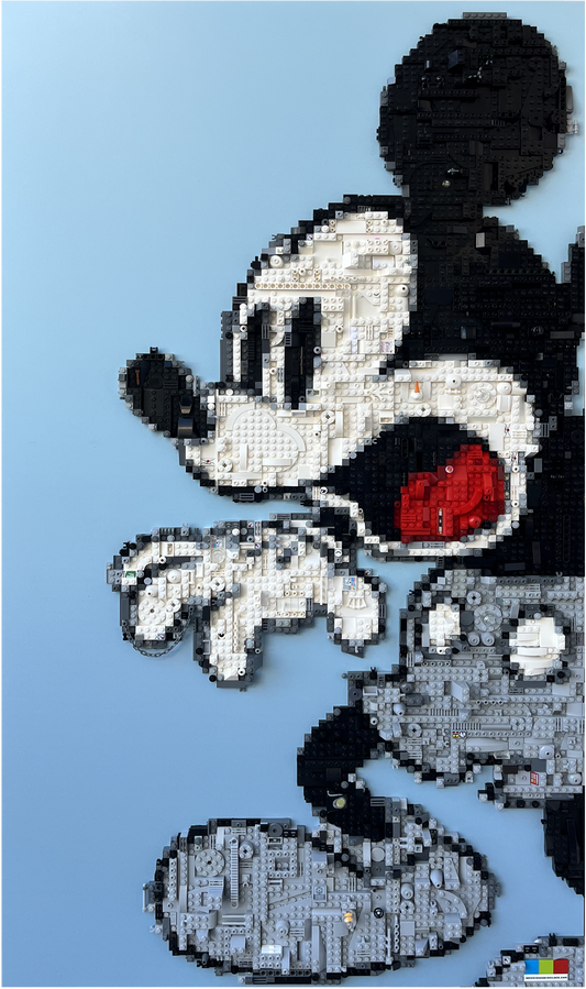 Décoration artisanale murale Mickey en mosaïque de perles, œuvre unique en artisanat d'art, produit éco-responsable.