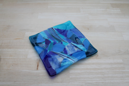 Assiette carrée en verre aux tons bleus et verts, création artisanale, œuvre unique, produit éco-responsable.