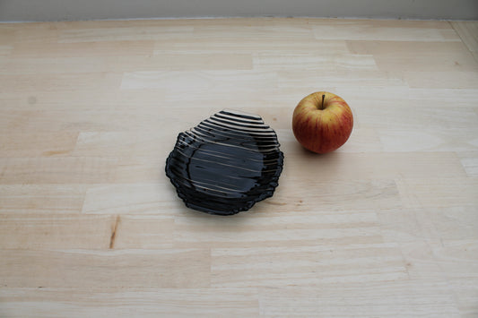 Vide-poche en verre soufflé noir avec lignes blanches, artisanat d'art, création artisanale unique, produit éco-responsable.