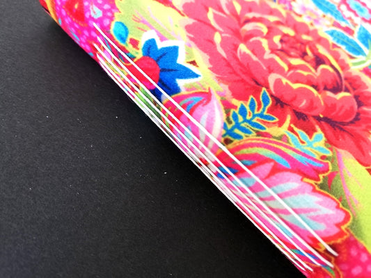 Carnet en velours rose vif orné de fleurs brodées multicolores, création artisanale unique, produit éco-responsable.