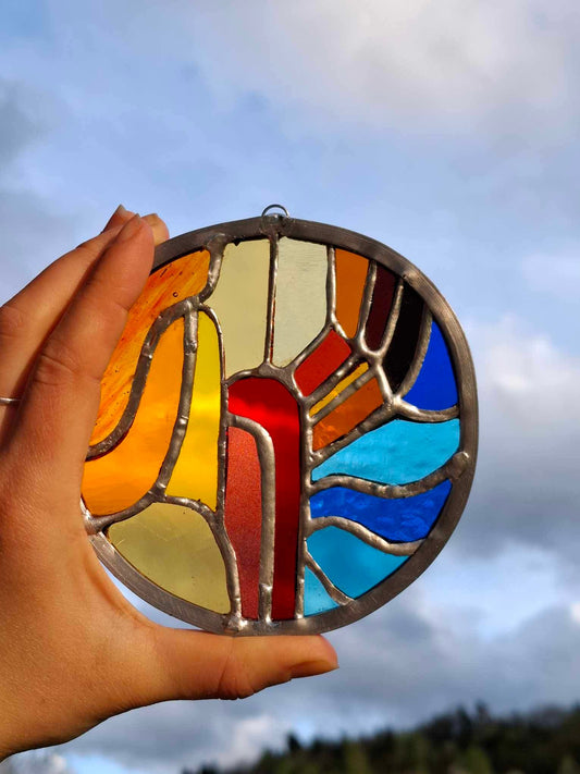Vitrail multicolore en artisanat d'art, création artisanale en verre coloré, décoration artisanale écologique, œuvre unique.